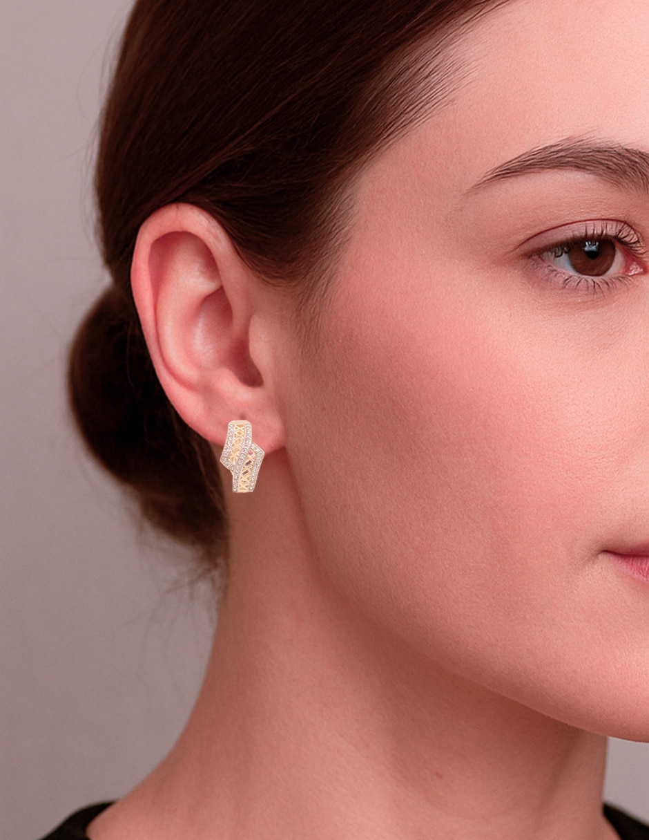 Aretes corto redonda de acero inoxidable con acabado chapa de oro zirconia